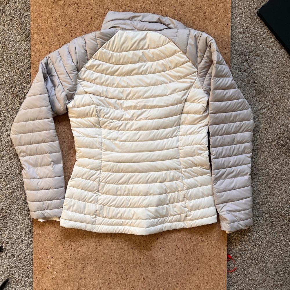 COLUMBIA // PUFFER JACKET // OMNI HEAT // WHITE & GREY // MEDIUM